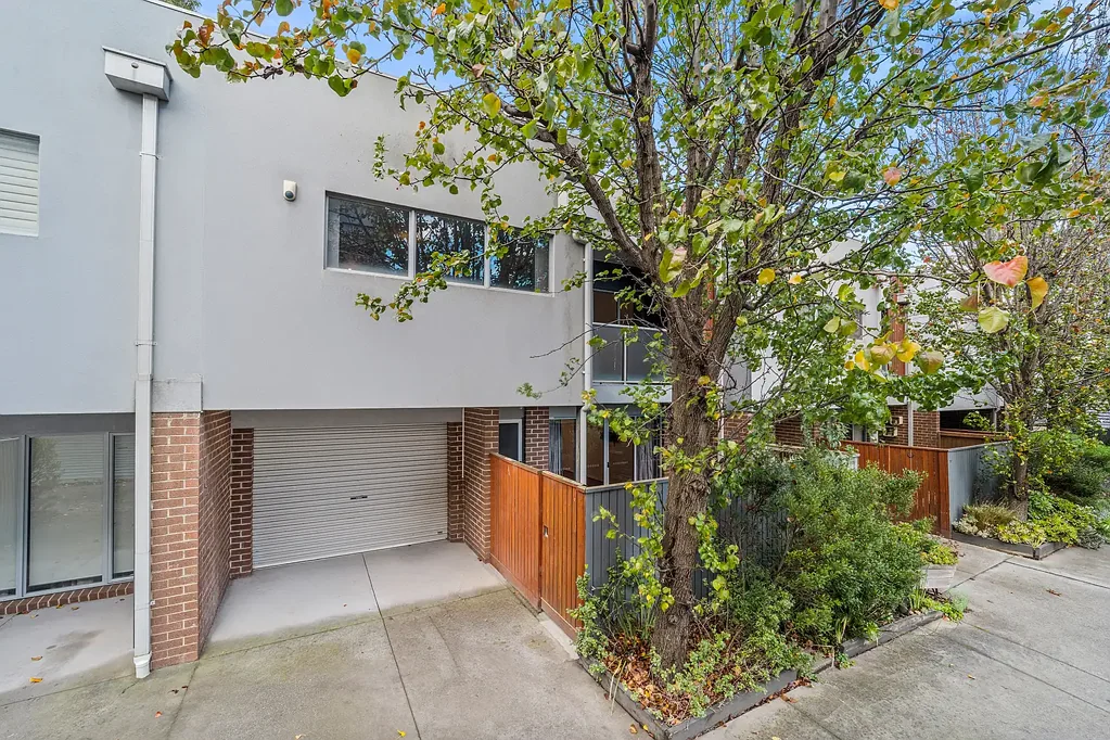 Prime location in the heart of Rosanna!