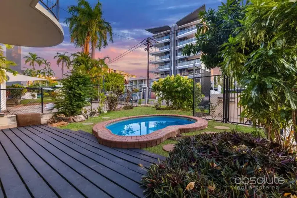 TROPICAL LIVING WITH PRIVATE POOL AND BEAUTIFUL GREEN OUTLOOK