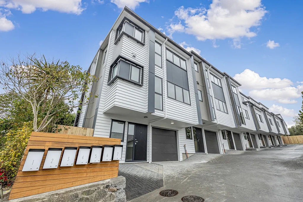 Near New Townhouse with internal access garage!