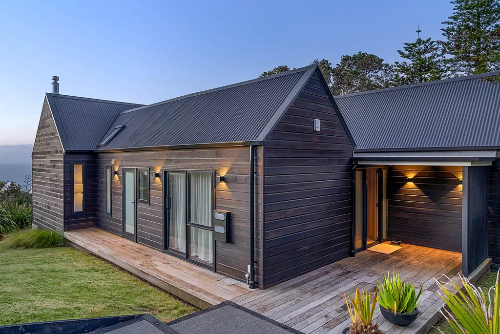 Muriwai 3房 定制沿海建筑杰作！尽享阳光与海景，私密性绝佳，1014㎡地块，探险与休闲皆宜！ Bespoke Coastal Architecture with Sun, Sea, an...