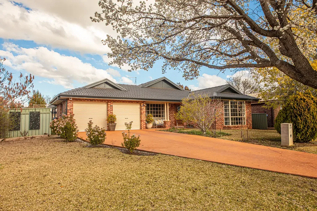 Dubbo 4房  Private Corner Oasis with Poolside Living