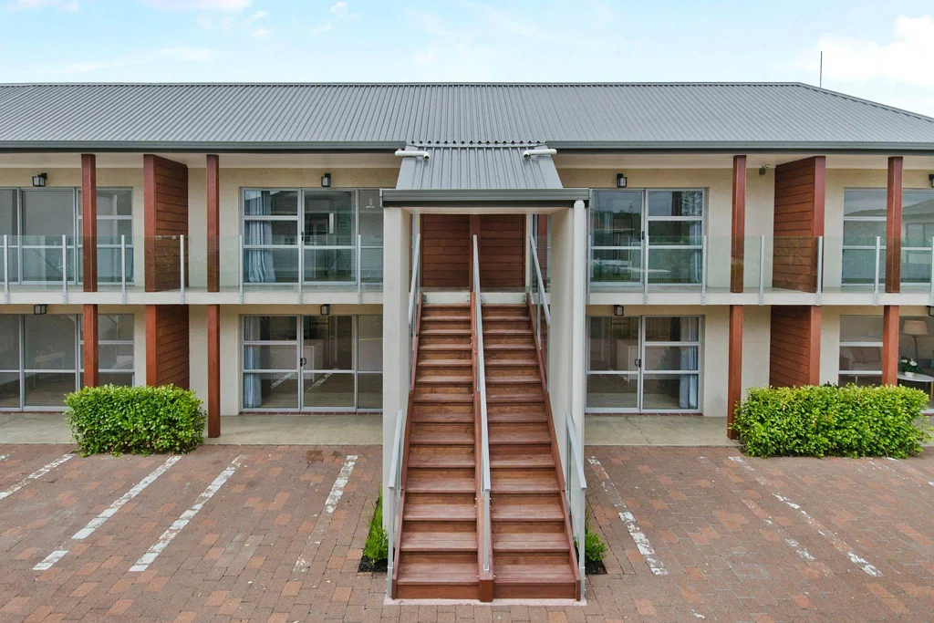 FURNISHED LUXURY LIVING - CLOSE TO BEAUTIFUL O...
