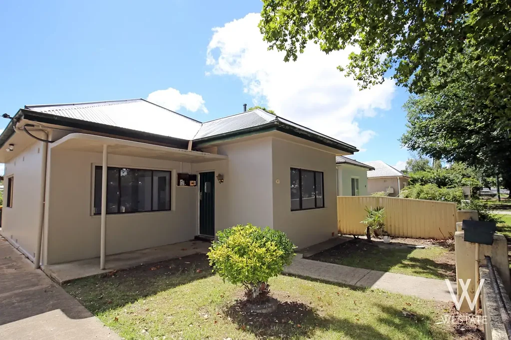 QUAINT TWO BEDDER ON MORRISSETT