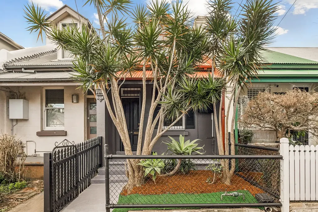 Newtown 3Kwarto Terrace charm with a lush north-facing garden