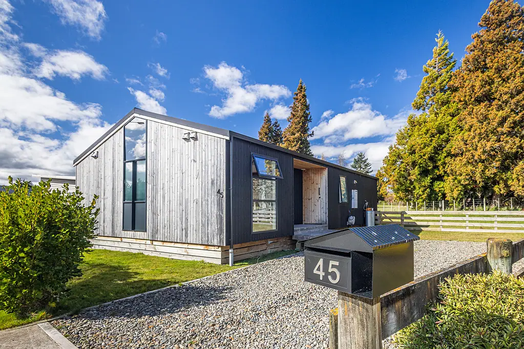 Ohakune 3कमरा Contemporary reserve-side living