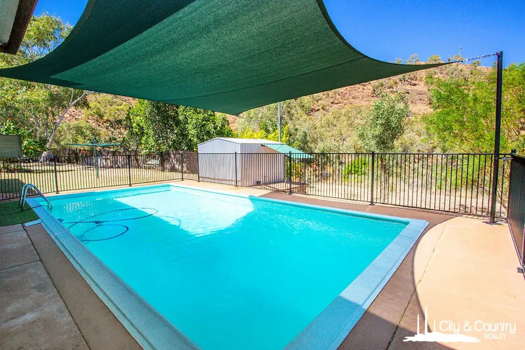 Mount Isa 4ਬੈੱਡਰੂਮ Love at first sight — hillside views on Ameila Crescent!