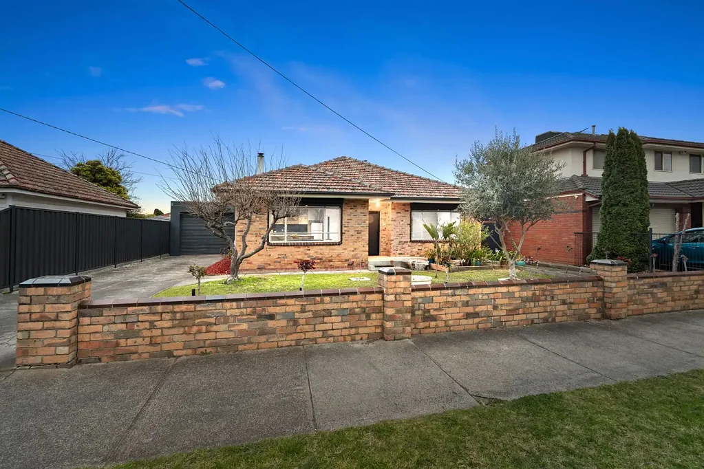 Epping 3침실 Spacious, Versatile and Ideally Located with Future Potential