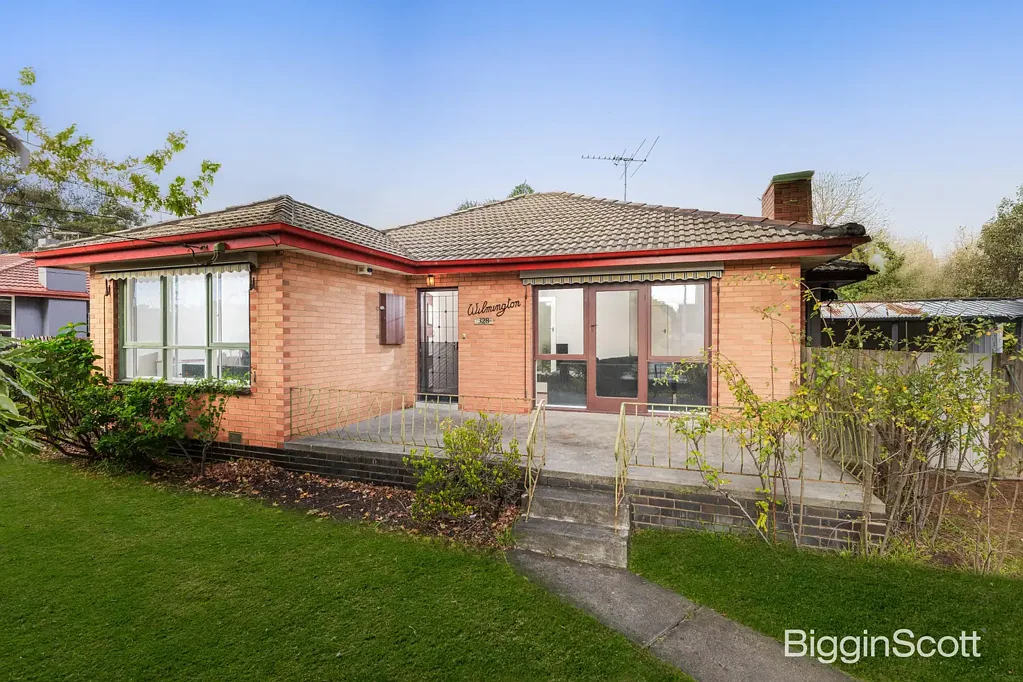 Contemporary Comfort: Recently Revitalized 3-Bedroom Home in Mount Waverley