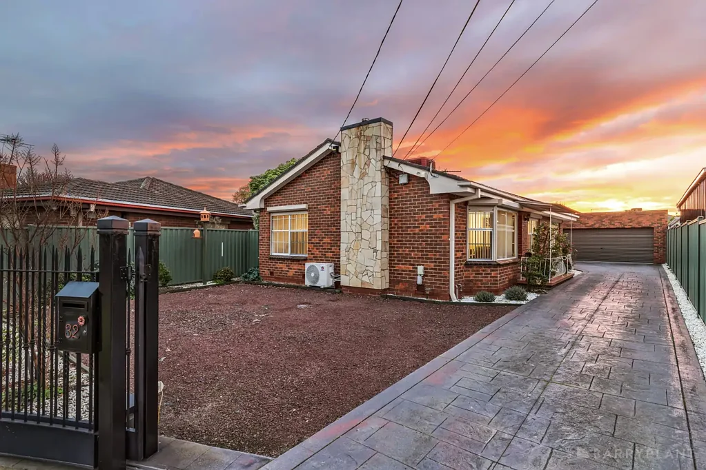 Noble Park 4कमरा VERSATILE FAMILY LIVING WITH A REMARKABLE DUAL-RESIDENCE