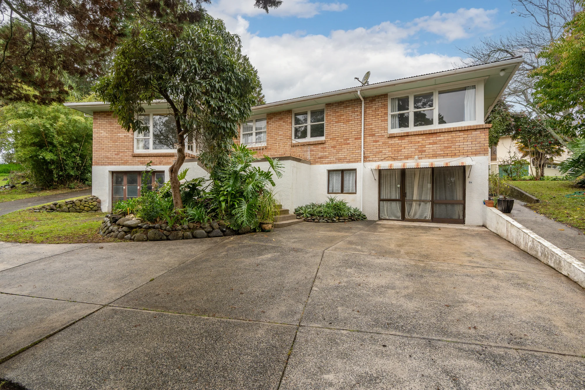 Hillcrest 5Habitaciones Home, Income & Endless Potential!