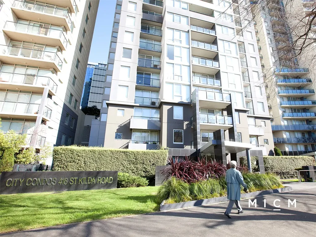 Unfurnished - Freshly painted one-bedroom apartment on highly sought after St Kilda road address