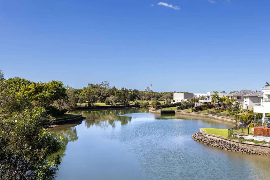 Hope Island 3房  Luxury lakeside apartment overlooking the Golf Course!