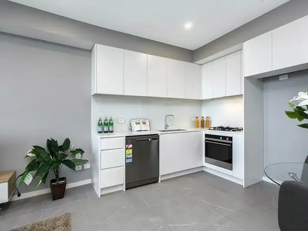 Luxury One Bedroom plus Study Apartment in Prime Location