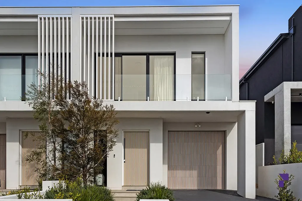 Greenacre 5 Bedroom Luxurious full brick elevated family entertainer blends contemporary design and convenience