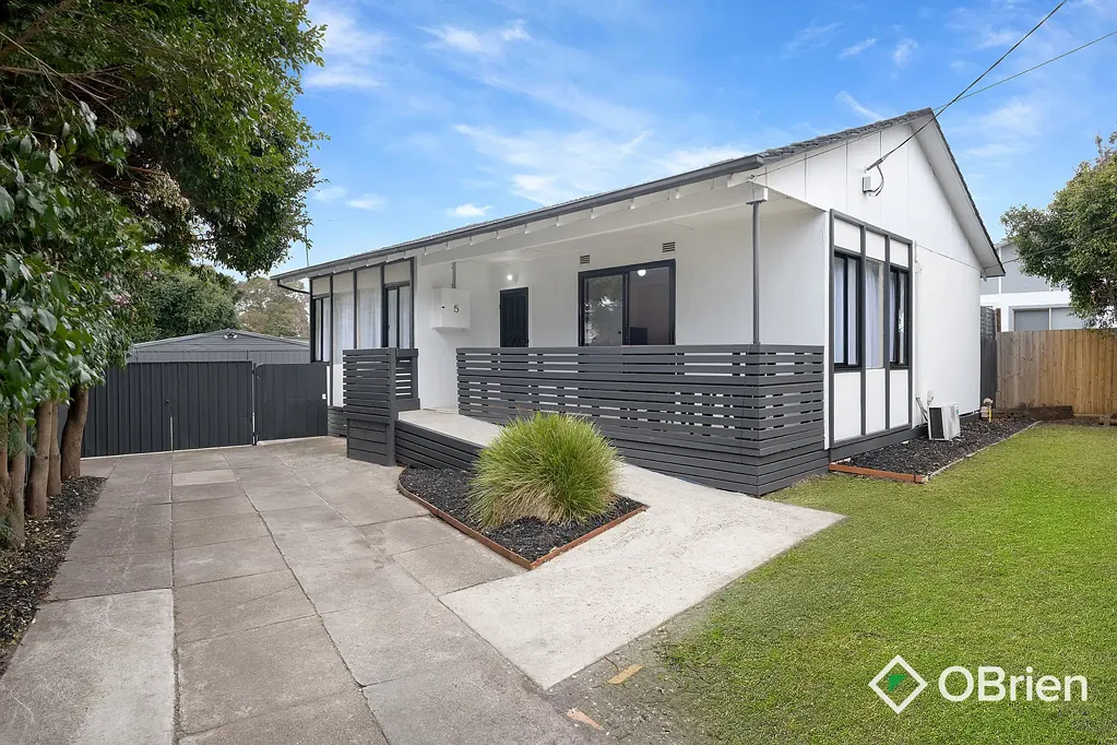 Frankston North 3ਬੈੱਡਰੂਮ Invest or live in, updated 3BR home in a convenient location, with potential to subdivide (STCA)