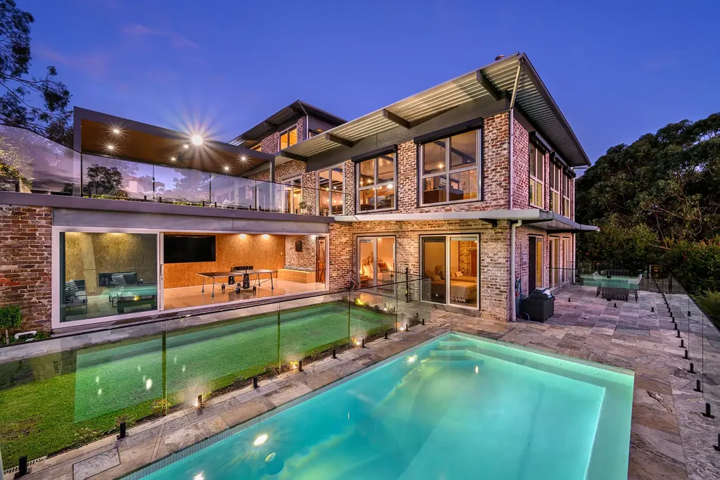 Winmalee 7房  ARCHITECTURALLY DESIGNED - ONE OF A KIND - OFFERING A QUALITY & CONTEMPORARY LIFESTYLE!