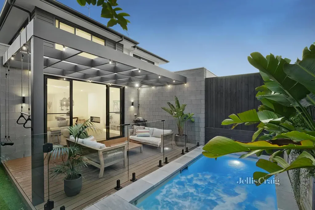Bentleigh East 4બેડરૂમ Poolside Perfection in Lowe Quality