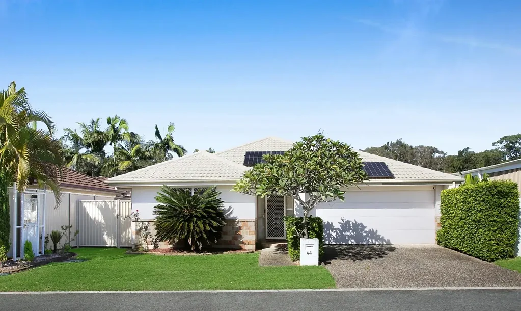Burleigh Waters 3ห้องนอน Endless Potential in Sought After Burleigh Waters
