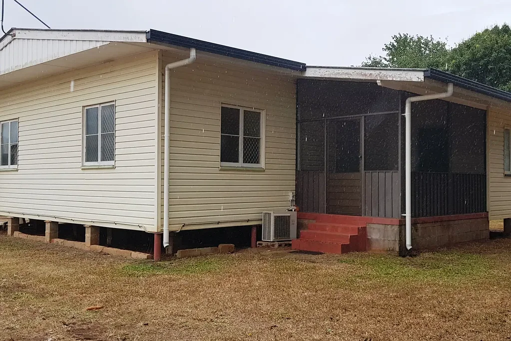 Comfortable Country-Style Living Close to Town