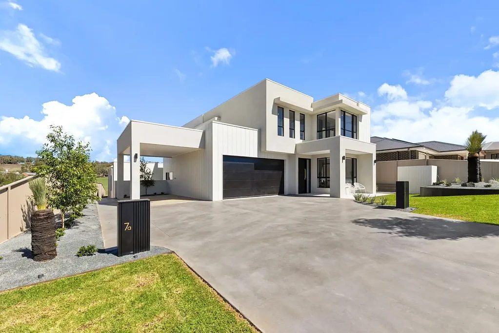 Exquisite, brand new, unit with a view