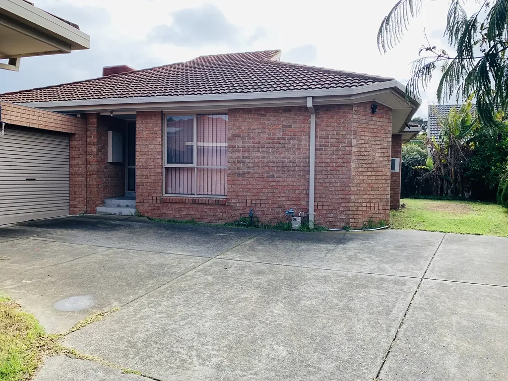 Spacious Three bedroom unit close to Monash University and Monash Medical Centre – comes with ducted heating and cooling