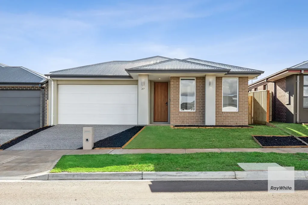 Fraser Rise 4Moenga Brand new, luxury modern home in Fraser Rise