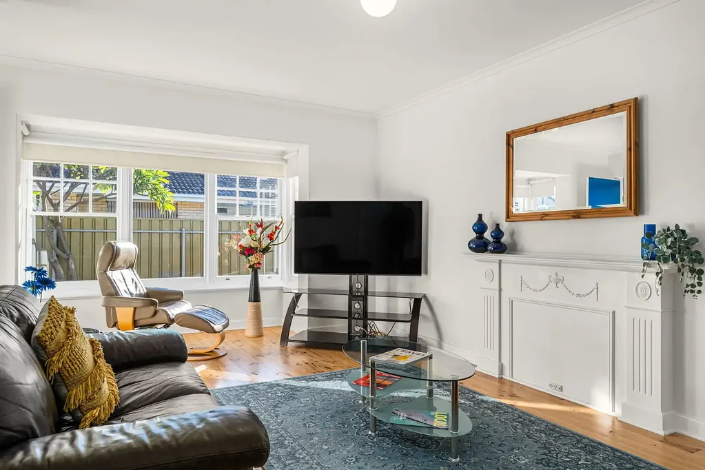 Glenelg East 2房  Effortless Living, Coastal Convenience.