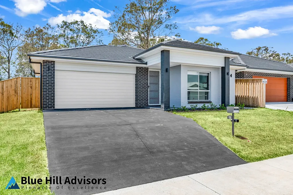 Chisholm 4ਬੈੱਡਰੂਮ Near new House for quick sale in Waterford Estate
