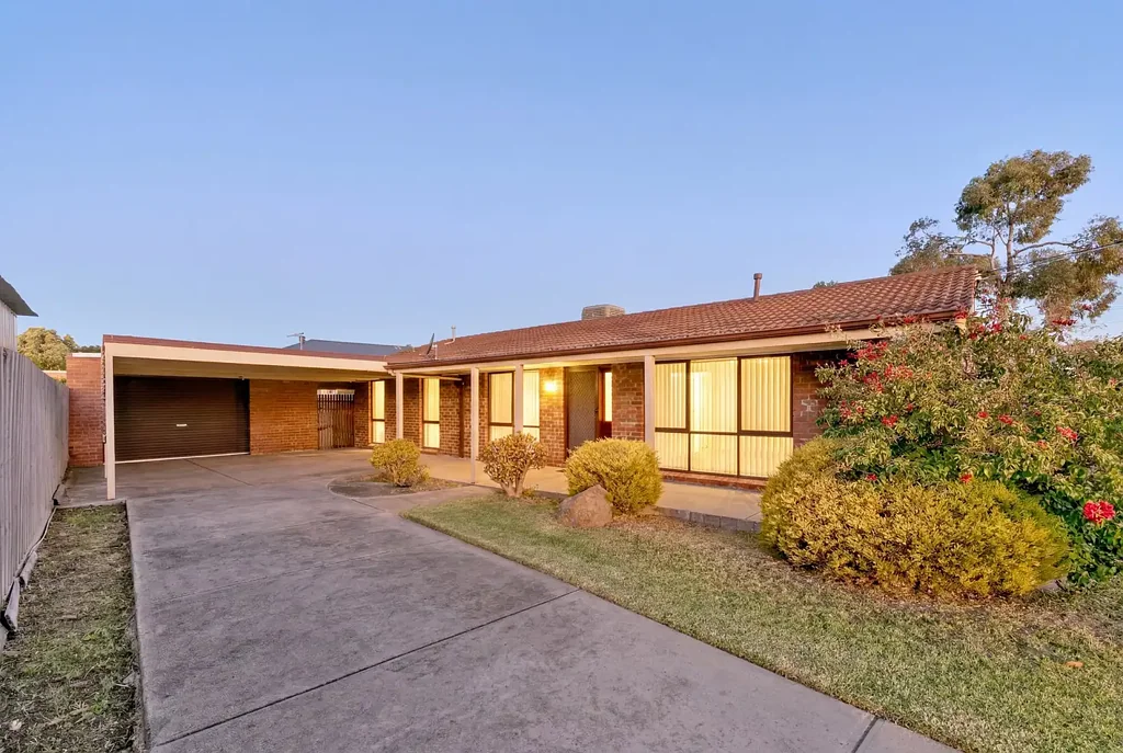 Altona Meadows 3房 Altona Meadows成熟社区 三卧带柜 开放式厨餐区 双车库宽敞车位 近学校公园购物中心 Original Charm, Comfortable Living & Exceptional Car Accommodation!