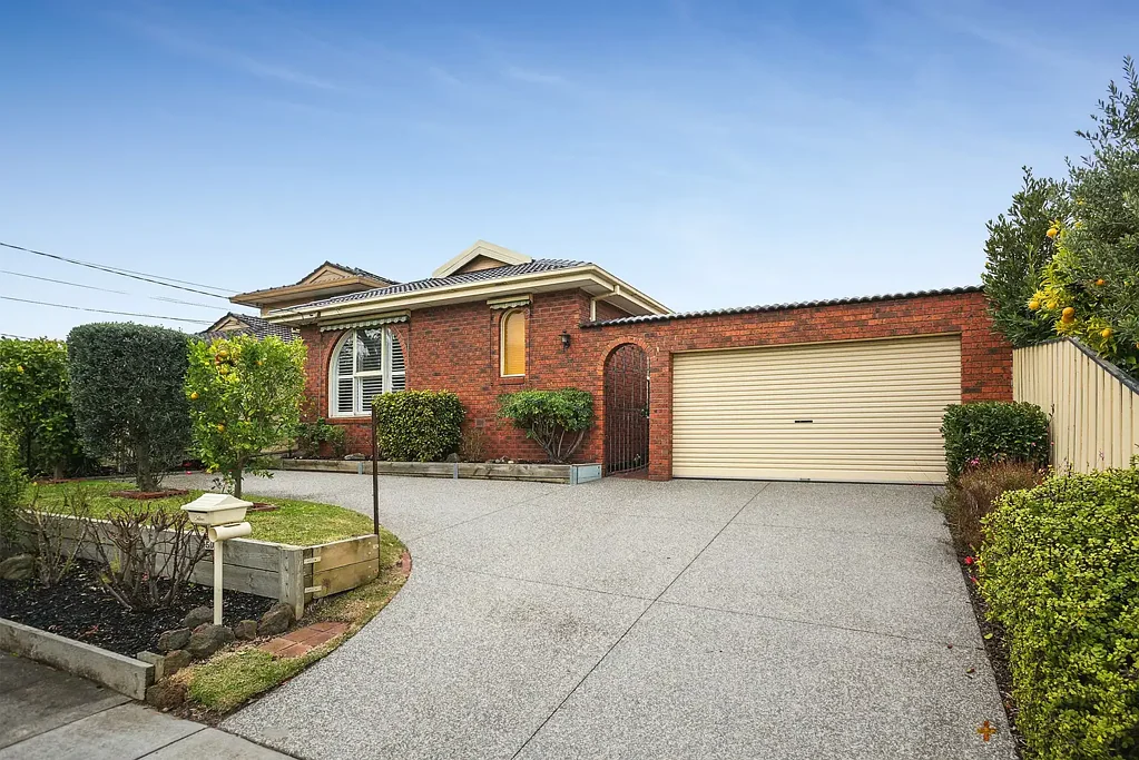 LARGE FAMILY HOME | GREAT LOCATION | CLOSE TO THE DFO