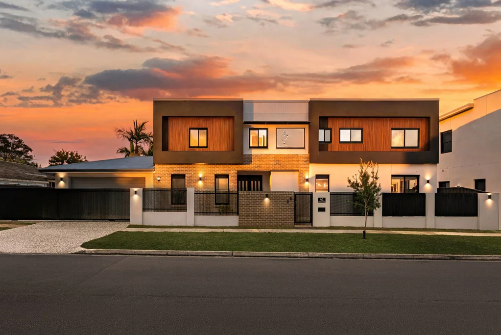 Runcorn 5 Slaapkamer Setting a New Standard in Runcorn: Designer Finishes, Multiple Living Zones, and Dual Ensuites