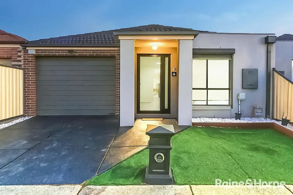 1/2 Balmoral Close, Hillside, VIC 3037