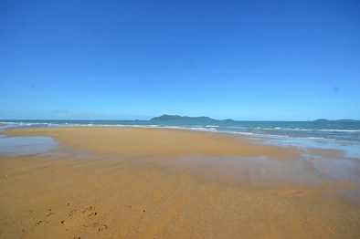 South Mission Beach 6Moenga 875 SQM-Beachside Investment Opportunity: High-Yield Holiday Rental, Net Annual Income: $235k -buy $849k