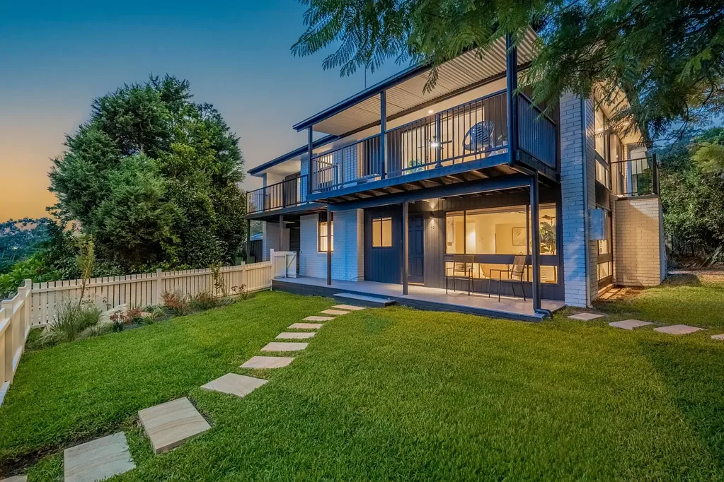 Umina Beach 4कमरा STUNNING RENOVATED FAMILY HOME, CORNER BLOCK IN QUIET LEAFY AREA - FOUR BEDROOMS WITH A POOL