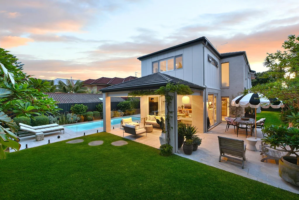 Malabar 5Zimmer Contemporary Coastal Entertainer On 611sqm (Approx.) With Resort-Style Pool & Family Flexibility