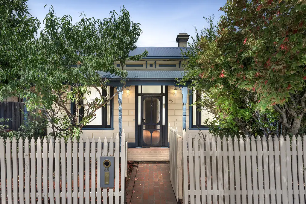 Footscray 3Zimmer Grand Victorian filled with period finery, impressive potential