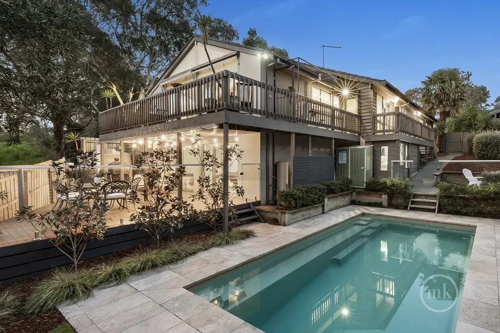St Helena 4બેડરૂમ Effortless Poolside Living In An Enticing Parkside Location