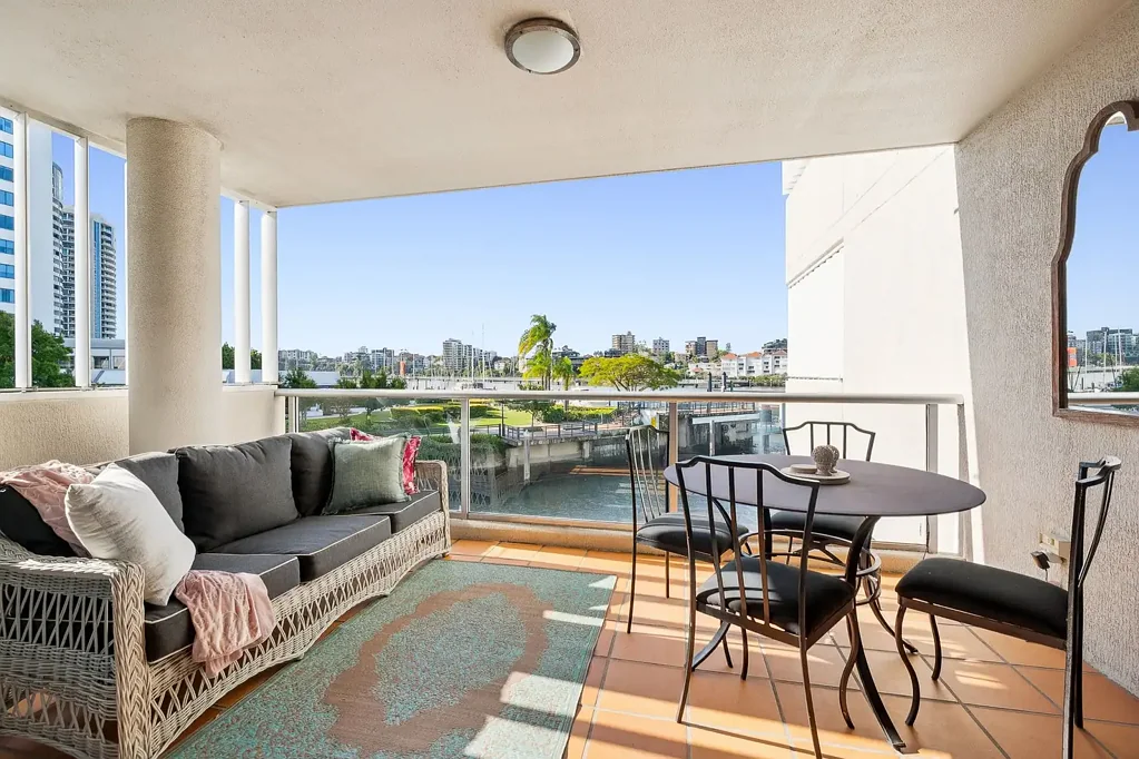 Kangaroo Point 2 Bedroom Riverfront Serenity and Iconic Views in Kangaroo Point
