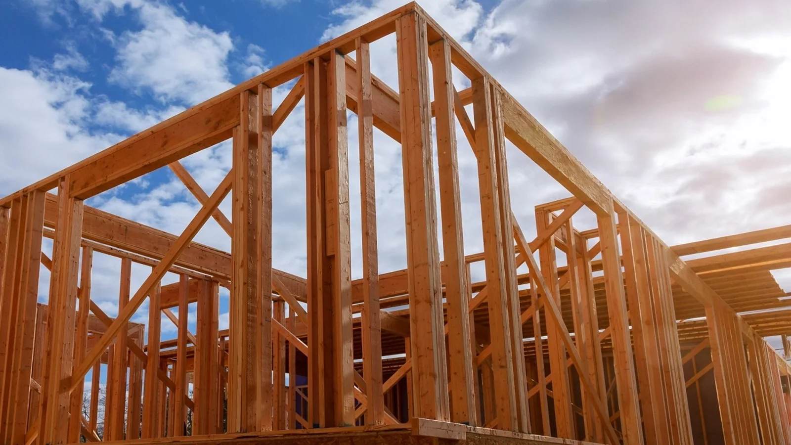 住房建设加速下滑，7月审批量环比、同比双双走低