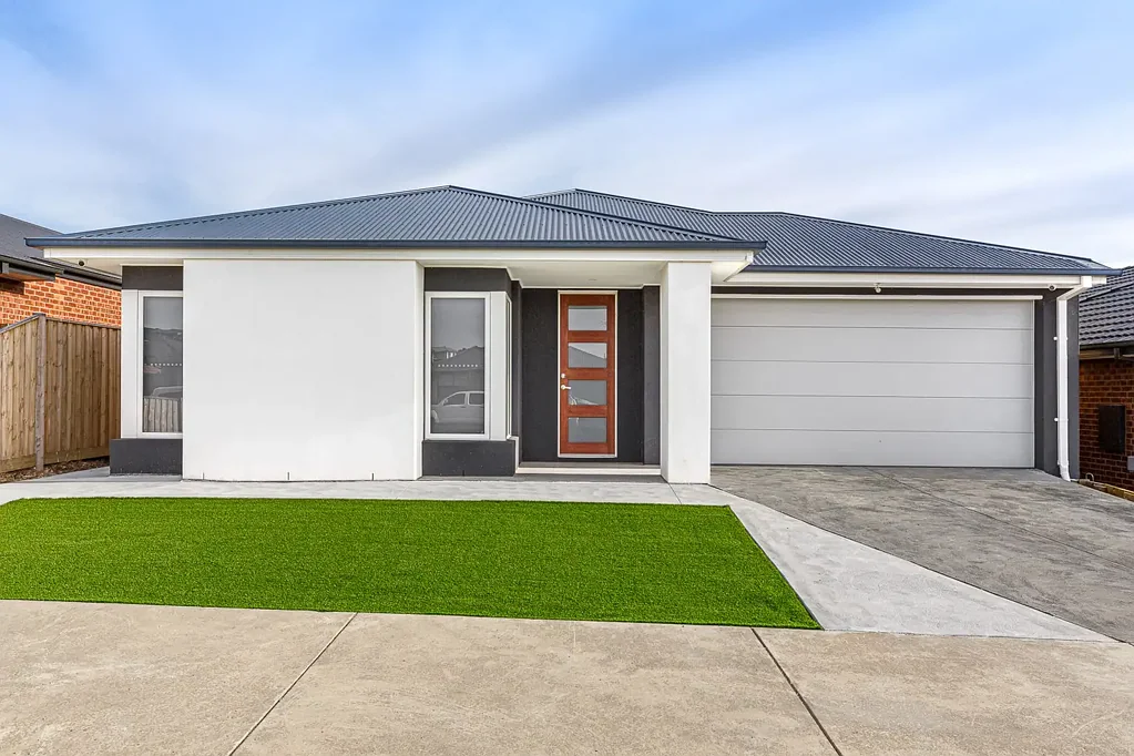 Stunning Modern and Contemporary Family Home in Prestigious Smythe's Creek
