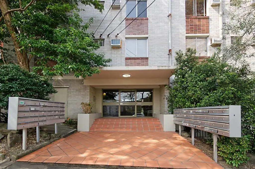 Bright & Convenient Studio with Undercover Parking