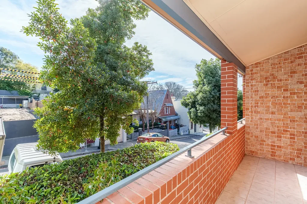 HUGE, NORTH FACING TOWNHOUSE STYLE APARTMENT