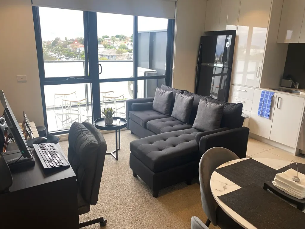 Brunswick West 1ห้องนอน Beautiful, Modern, Open Plan One Bedroom Apartment on Top Floor in Brunswick West. "The Moreland"