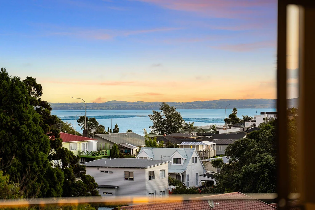 Mount Roskill 4chambre Vendors Moving - Elevated Masterpiece Must Be Sold