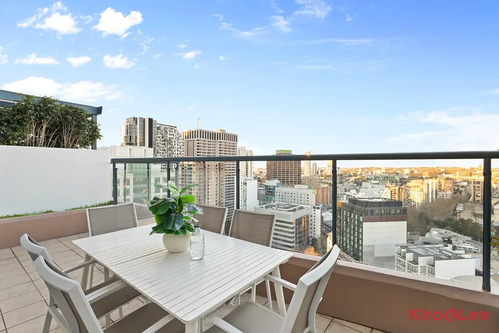 Haymarket 2房 错层布局 东北朝向 壮丽海港景 双车位车库 设施齐全 North-East Facing Sub-Penthouse with City & Harbour Views