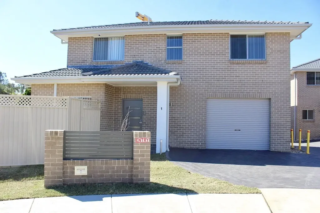 5 Bedroom Townhouse - Quiet Street, 1km to Train Station & Shops!
Guest room downstairs, perfect for parents or staying guests.