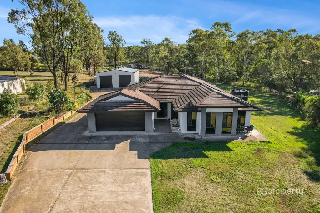 Kensington Grove  Fairways Estate Family Home to Refresh & Make Your Own