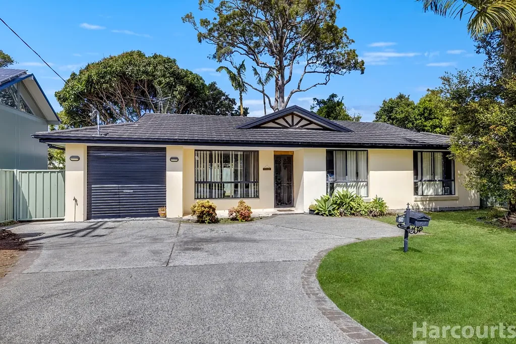 South West Rocks 3房  Lifestyle & Convenience – Brick Three Bedroom Home Great Value For First Buyers Or Investors.