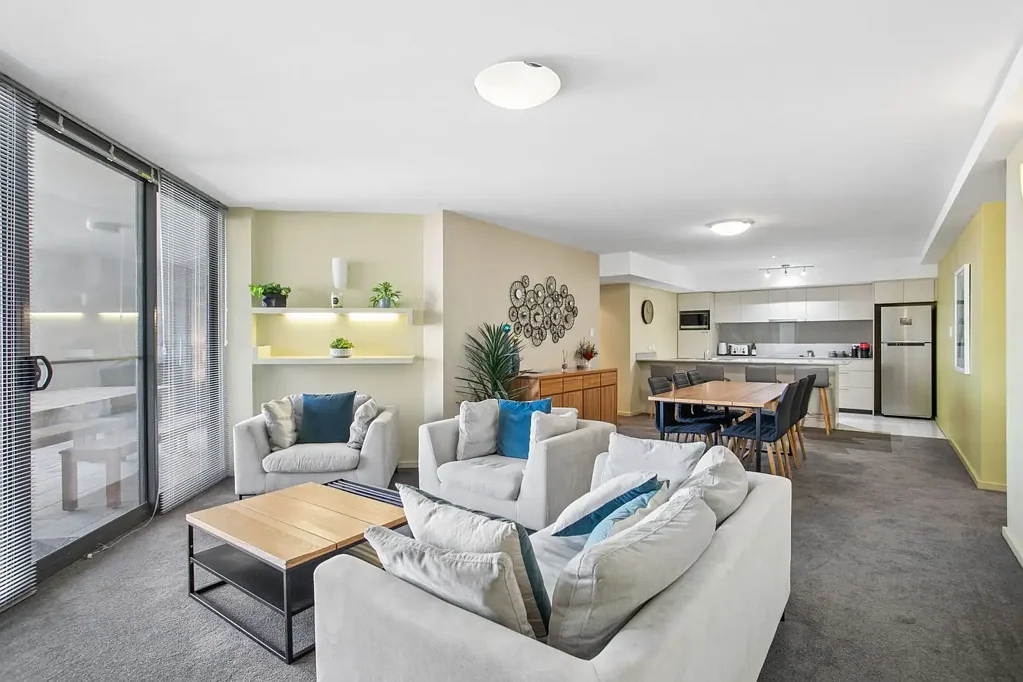 STUNNING FULLY FURNISHED 3X2X2 APARTMENT IN PRIME LOCATION!