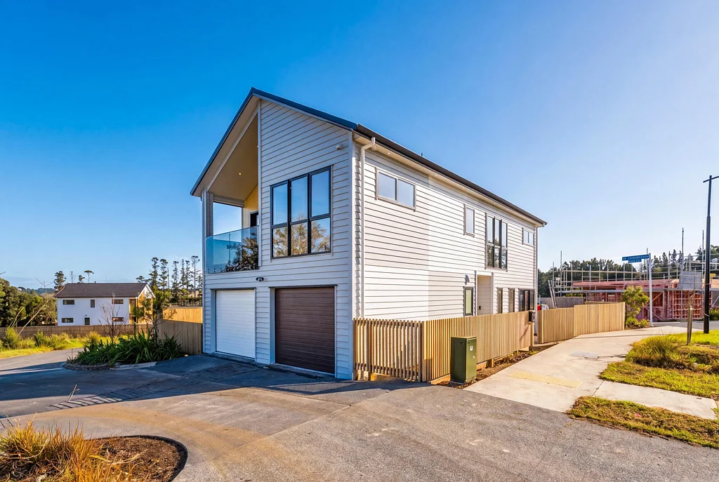 Hobsonville 4房 精品独立住宅｜双车库设计诠释现代家庭理想生活 Location , Location, Location
